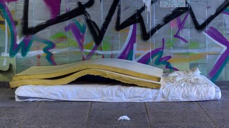 Obdachlosenschlafplatz - eine Matratze unter einer Brücke