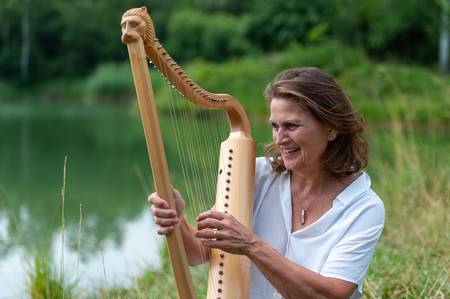 Bild der Sängerin Ute Kreidler mit Harfe