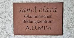 Quelle: ekma/de Vos, sanctclara_20230713_145310 (2) Bild vom Eingangsschild Bildungszentrum sanctclara