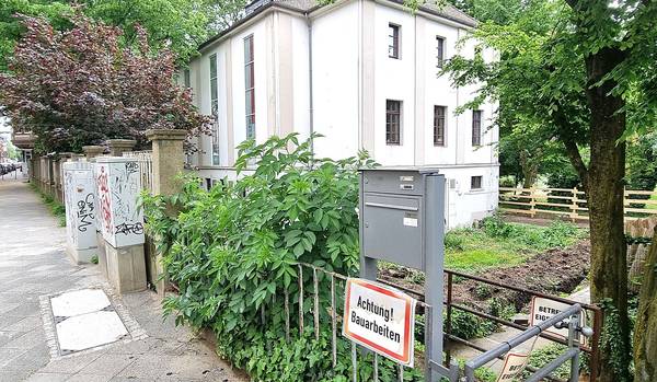 Blick auf Rückseite der Melanchthonkirche - mit Baustellenschild