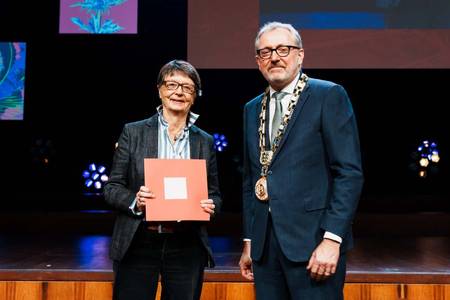 Bild der Ehrung von Dr. Brigitte Hohlfeld durch Oberbürgermeister Dr. Peter Kurz