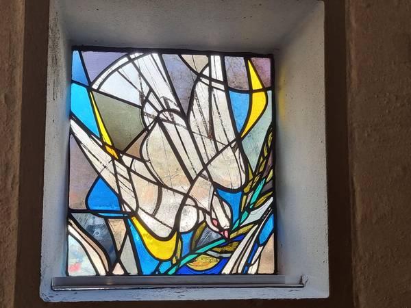 Bild von einem Kirchenfenster Ökumenekirche St. Pius