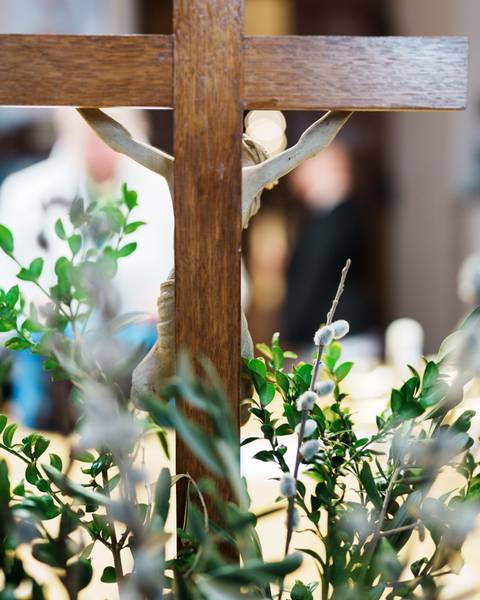 Bild eines Kreuzes und Palmstecken