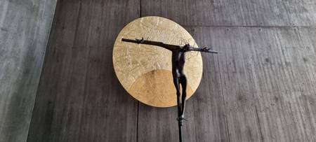 Christusfigur mit Christussonne in der Versöhnungskirche