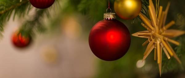 Bild von Weihnachtskugel und Strohstern am Baum