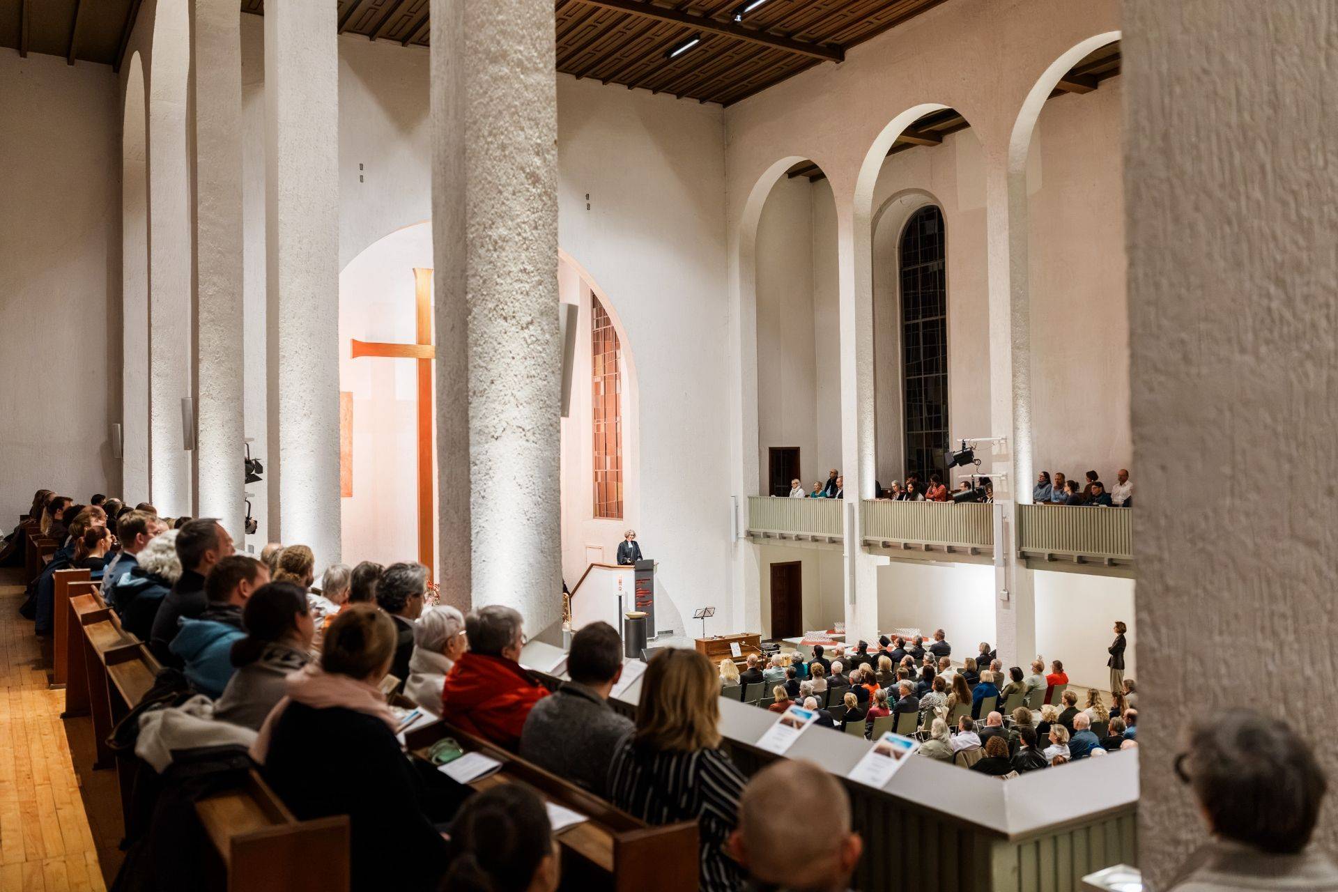 Quelle: ekma/Andreas Henn, AndreasHenn-086-DSC04468-m CityKirche Konkordien mit predigender Dekanin