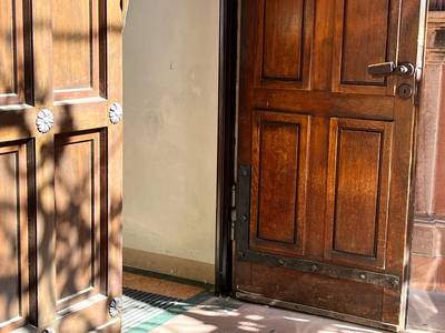 Bild einer offenen Kirchentür