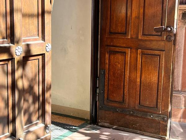 Bild einer offenen Kirchentür