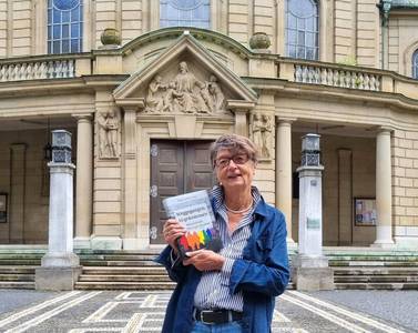 Bild von Herausgeberin Brigitte Hohlfeld mit dem Buch Mannheimer Migrationsgeschichten