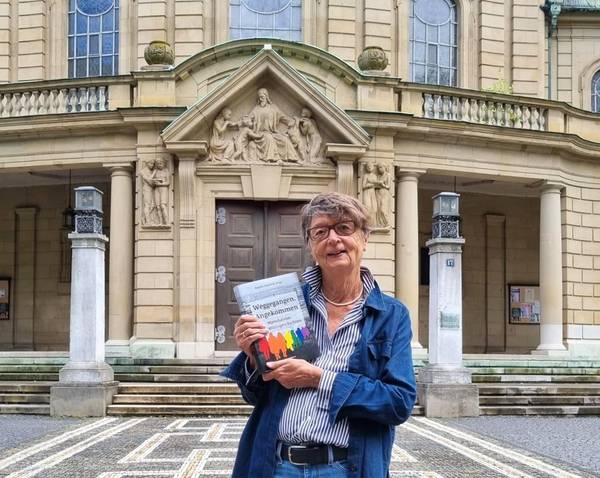 Bild von Herausgeberin Brigitte Hohlfeld mit dem Buch Mannheimer Migrationsgeschichten