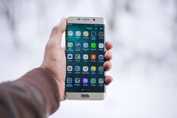 Smartphone in einer Hand