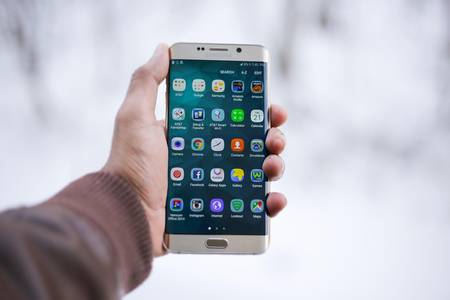Smartphone in einer Hand