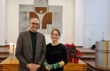 Pfarrer Peter Geißert und Pfarrerin Laura-Maria Knittel in der Melanchthonkirche