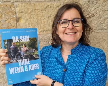Pfarrerin Susanne Komorowski mit einem Seelsorge-Plakat