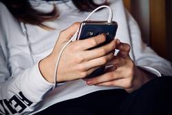 Quelle: pixabay, woman-3236059 Jugendliche mit Mobilphone in der Hand