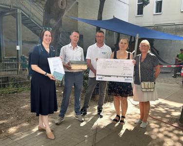 Bild von der Preisübergabe mit Vorständin Vogt-Wuchter (Diakonie Baden), Thomas Kessel und Organisationsdirektor Achim Alaze /VRK), Kita-Leiterin Alexandra Schreiber und Ältestenkreis-Vorsitzende Inge Schmidt (CityGemeinde Hafen-Konkordien).