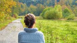 Quelle: pixabay/2827304 Bild einer Frau, die in die Landschaft schaut
