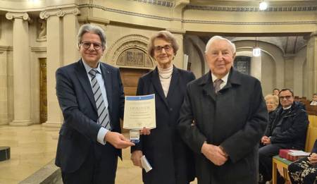 Bild von Synodalvorsitzendem Prof. Dr. Ralf Daum und dem geehrten Ehepaar Renate und Dr. Karl Schneider