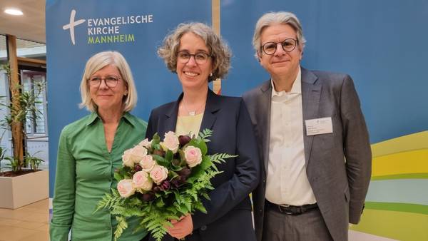Foto der neu gewählten Dekanin Pfarrerin Dr. Verena Schlarb