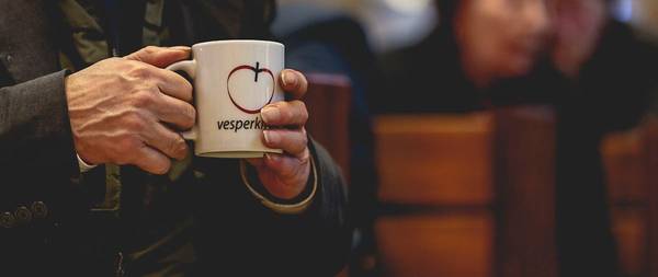 Bild einer Vesperkirchen-Tasse in den Händen eines Gastes