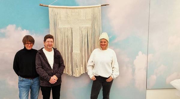 Bild von Makrameeopa mit Kreuz und Leiterinnen Studio Herrlichkeit