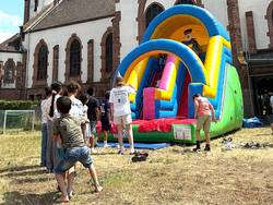 Mittwochstisch in der Jugendkirche - mit Hüpfburg auf der Kirchwiese