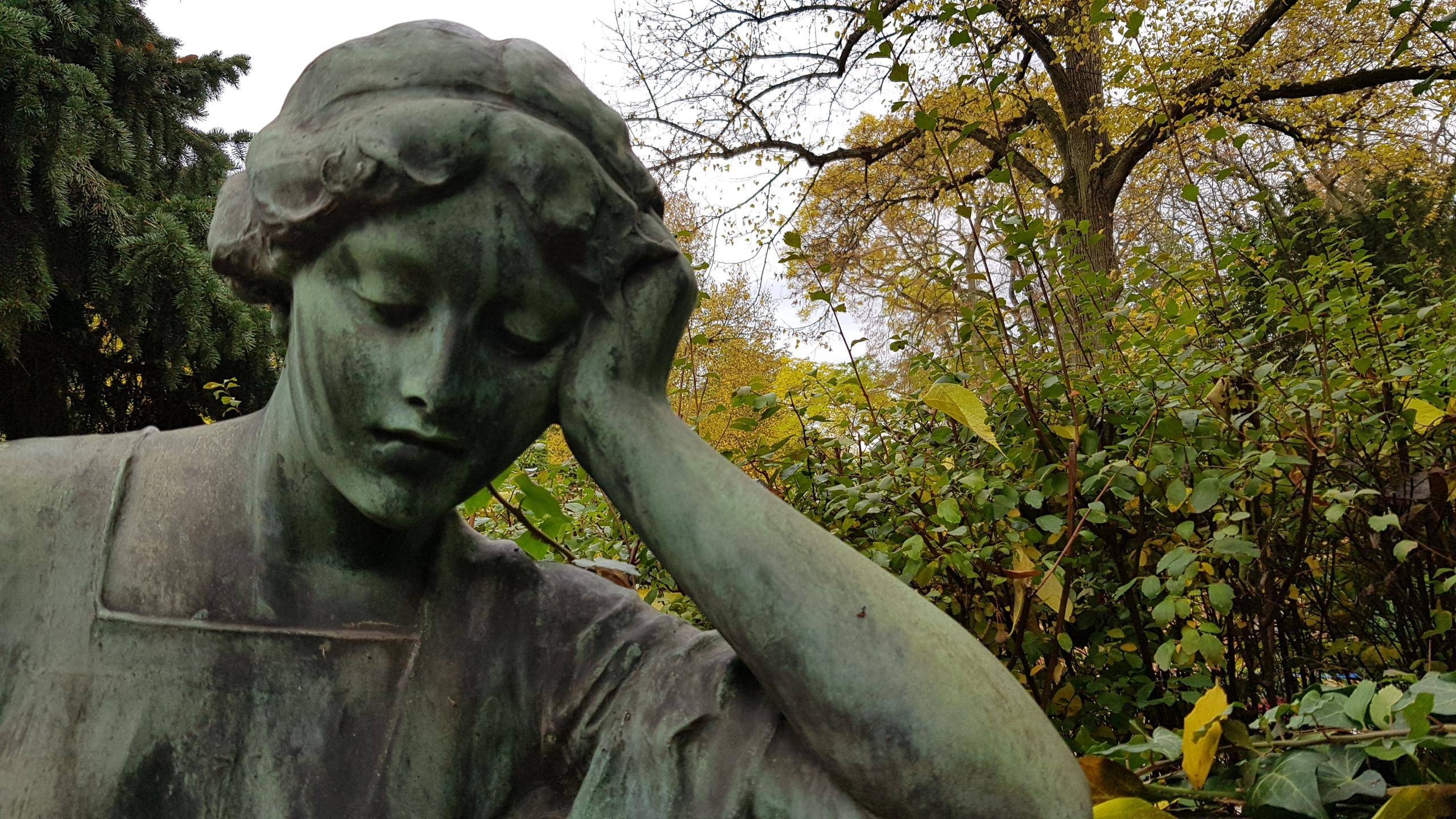 Quelle: ekma/de Vos, Hauptfriedhof-MA_Trauerfigur2_Foto-dv Trauerfigur - Grab Hauptfriedhof Mannheim