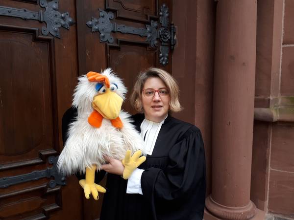 Bild von Bauchrednerin Gustrau mit Hahn Otto