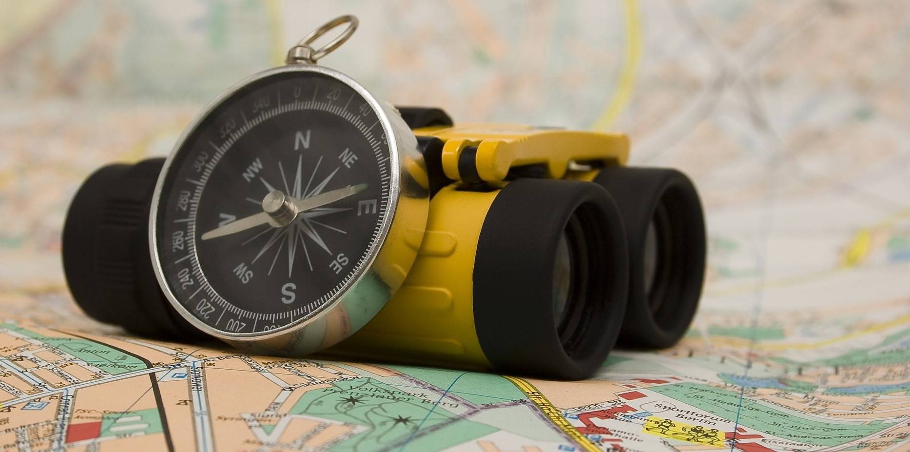 Bild von Fernglas, Kompass, Stadtplan