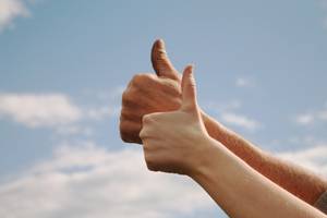 Bild von zwei Händen mit Daumen hoch