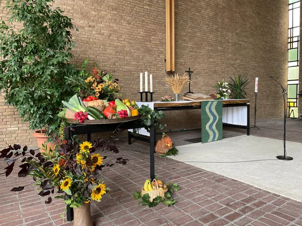 Erntedankaltar Paul-Gerhardt-Kirche mit Früchten