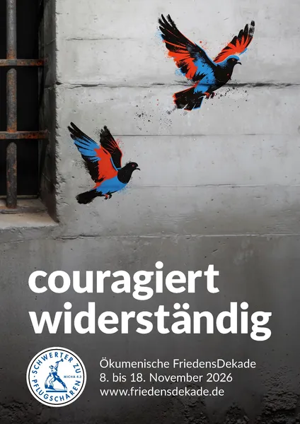 Quelle: OlafWarburg_Friedensdekade.de - eingebettet von ekma.de Zwei rotblaue Tauben fliegen auf von eine Wand mit Gitterstäben