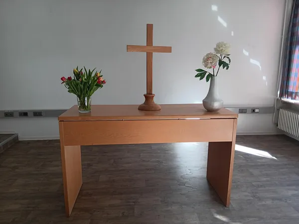 Quelle: EGidN JF - eingebettet von ekma.de Der Altar ist geschmückt und lädt zum Gottesdienst ein