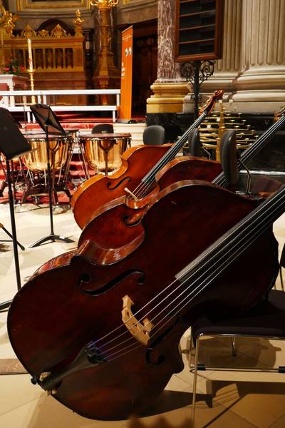 Quelle: Martin Bergmann Ein Cello vor den Stühlen für ein Orchester
